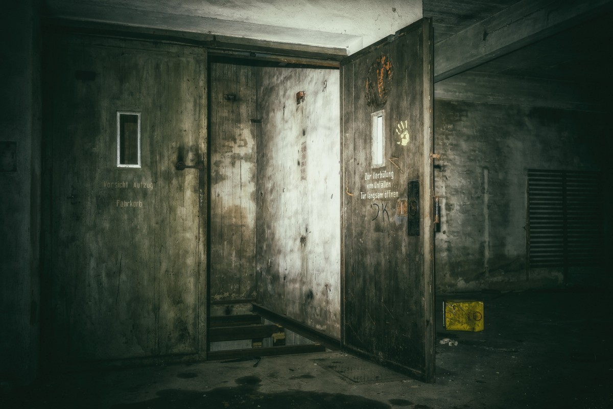 lost_places_keller_elevator_underground_dark_gloomy_weird_mood-1378138.jpg!d.jpeg